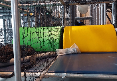 Детска площадка оборудване - Soft play зона с катерачни структури и игри