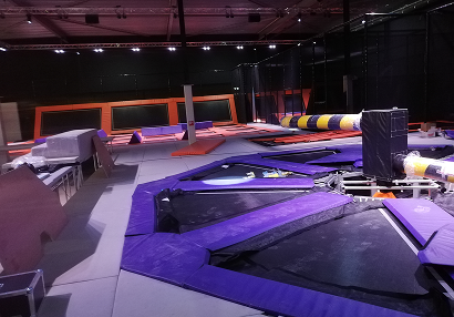 Детска площадка на закрито - Безопасни игри и катерачни елементи